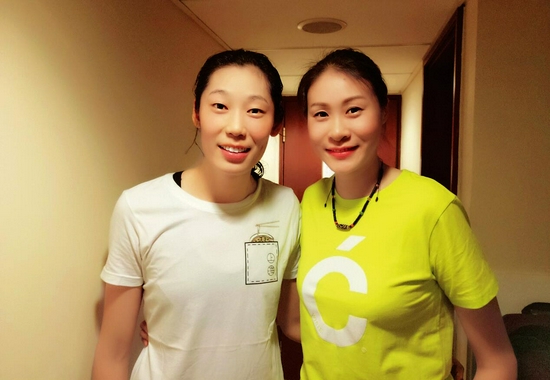 赵蕊蕊和朱婷,摄于2018年夏2009年夏,郎导与赵蕊蕊及赵蕊蕊家人的合影