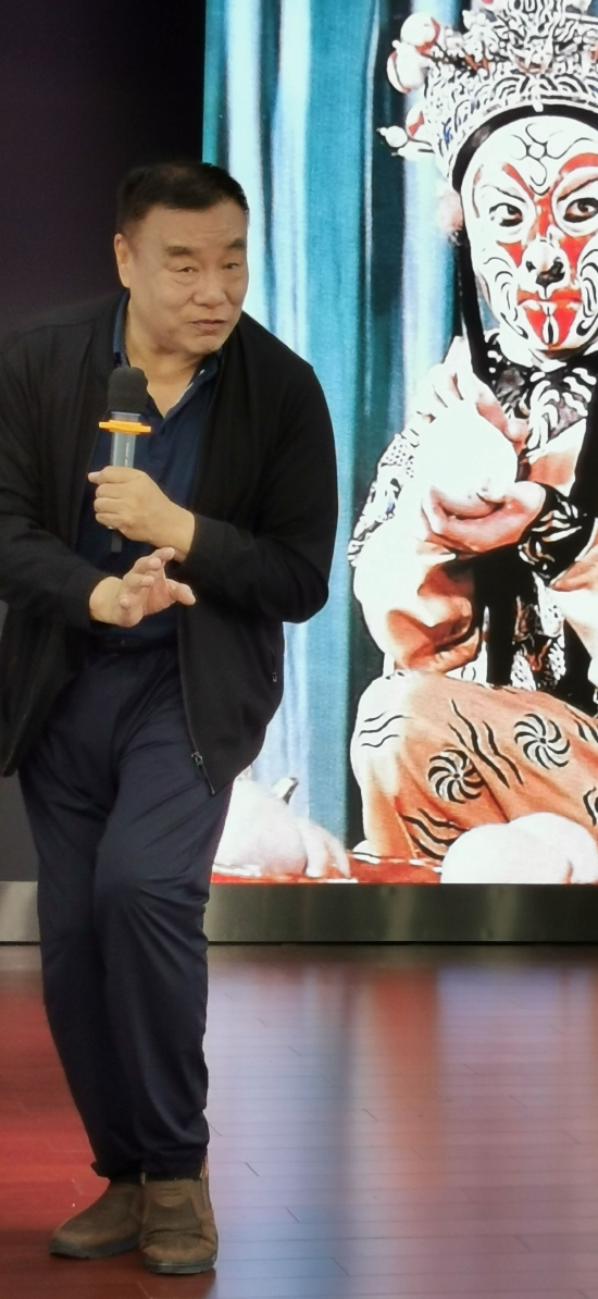 张四全老师亲自示范武生猴戏的特色动作"鸡腿"