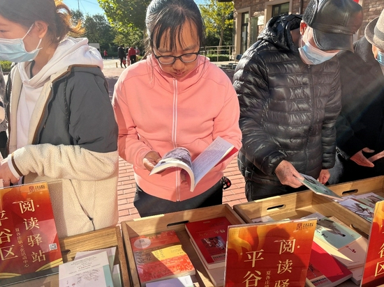 村民们在流动书车前翻阅喜欢的图书