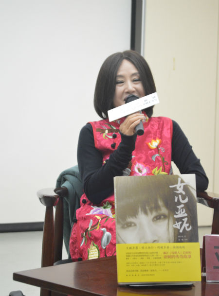 亚妮集演员,主持人,导演,作家,公益活动家身份于一身