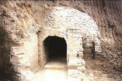 温峤墓中的陶俑.资料图片329年,苏峻之乱平定.