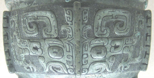 大量殷商青铜器上的纹饰上能找到饕餮的形象
