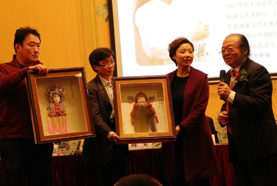 杨玉栋老师向北京梅兰芳大剧院捐赠了自己制作的脸谱泥塑盔头作品