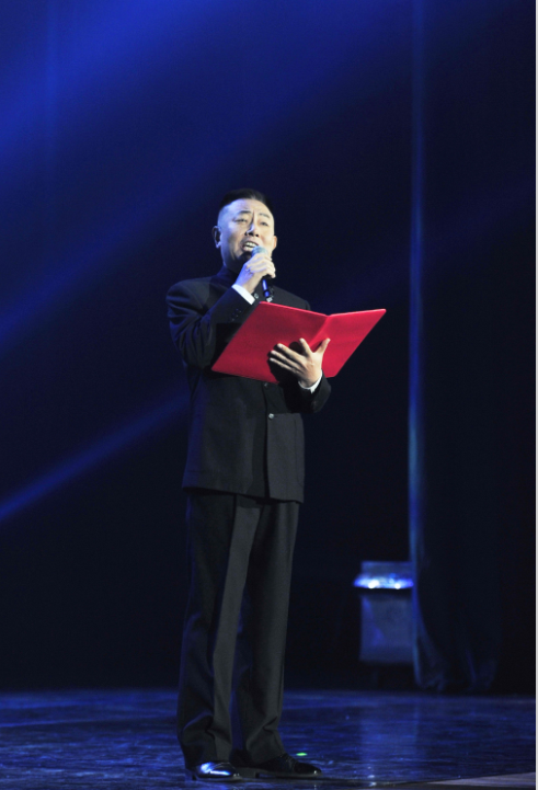 中央电视台主持人任志宏在朗诵郭沫若的作品