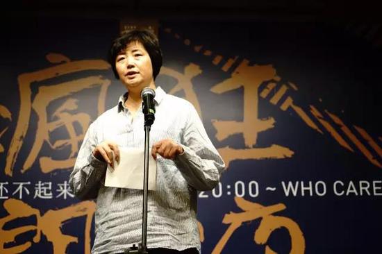 诗人蓝蓝在朗读中