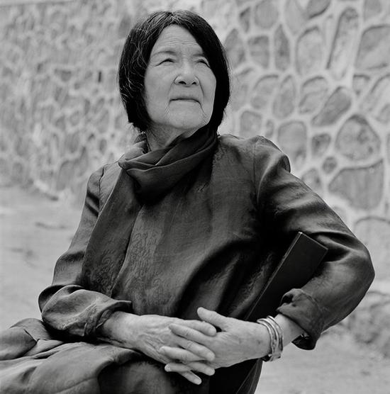 像仙人一样写作的诗人灰娃自选集不要玫瑰出版