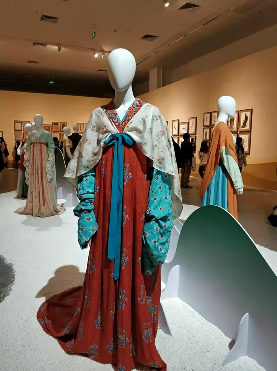 敦煌服饰艺术展开幕:《敦煌服饰文化图典·初唐卷》出版_新浪读书_新浪网
