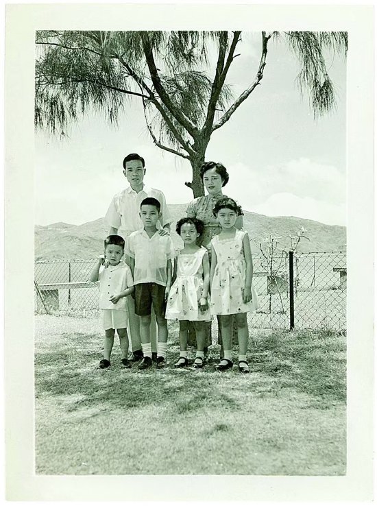 郑裕彤博士 (后左一) 年青时摄的全家福