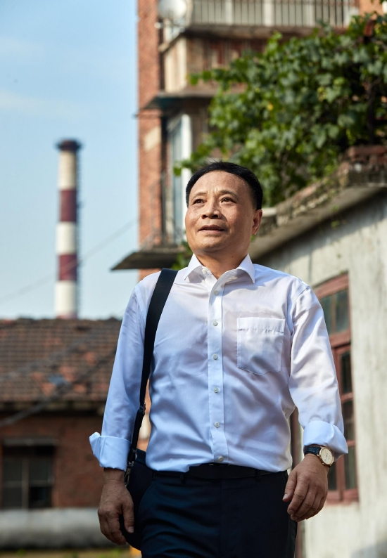 百年钢厂中的百味人生:罗日新长篇小说《钢的城》出版