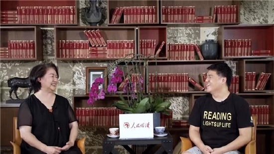 樊登携手萨日娜做客人民阅读为毕业生推荐好书