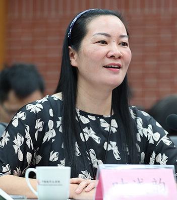 鲁迅文学院第三十六届高研班学员代表叶浅韵在会上发言