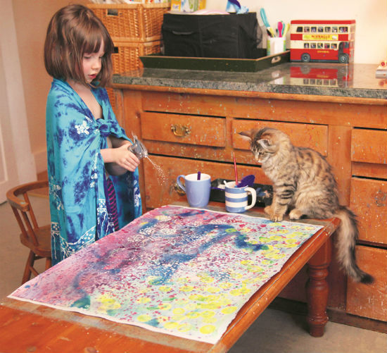 自闭症小画家艾瑞斯的故事《手握画笔的小天使》