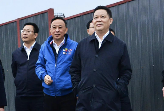 杨兴平副省长(右)调研郎酒庄园,古蔺县委书记李万忠(左)陪同调研,汪