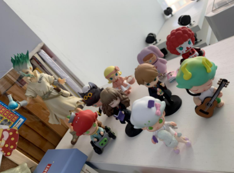 (摆满手办的办公桌)