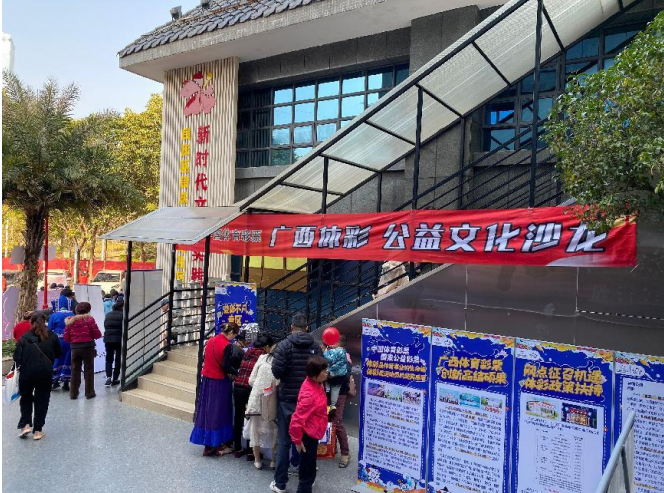 突发！航班落地后撞上机场廊桥 东航致歉