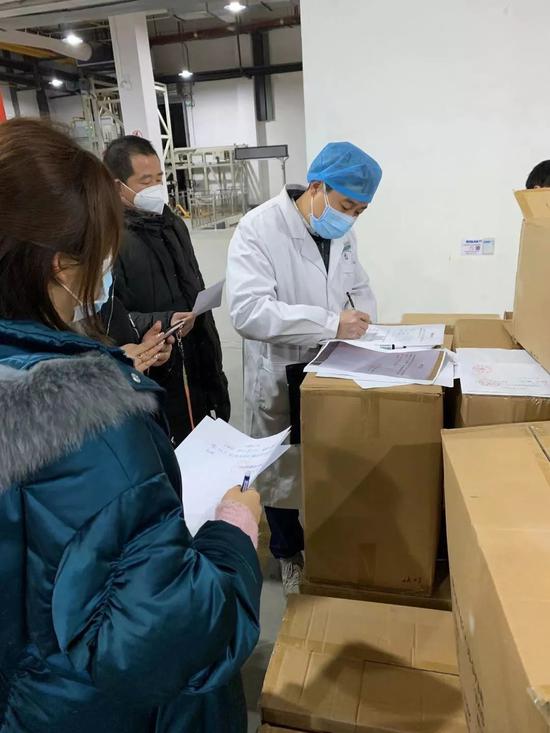  28日晚，“光信善·欣鑫慈善专项慈善信托”的物资已到达武汉，部分已运送到各个医院