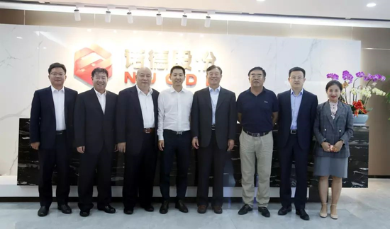 王寒朵和公司其他领导接待客人（图片来源：公司官微）