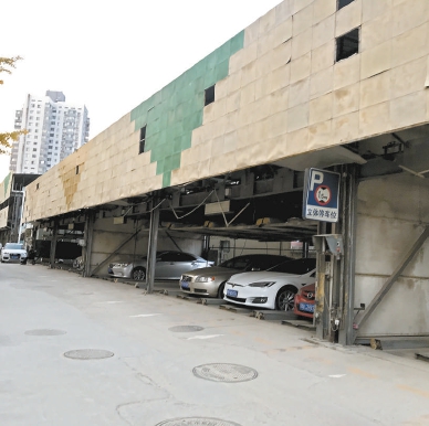 北京将台风景线小区3栋停车楼全部停运 小区绿地遭停车毁损