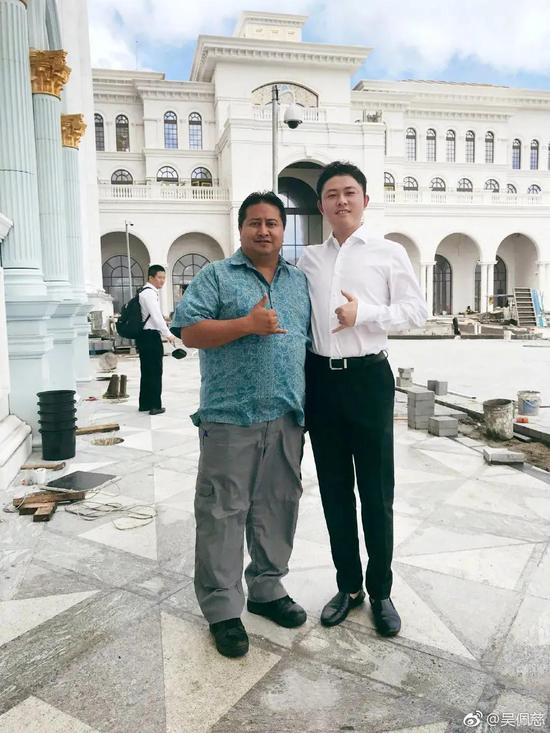 ▲纪晓波与北马利亚纳州州长（吴佩慈微博）