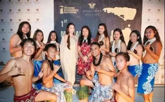 ▲塞班电影节上纪晓波的母亲