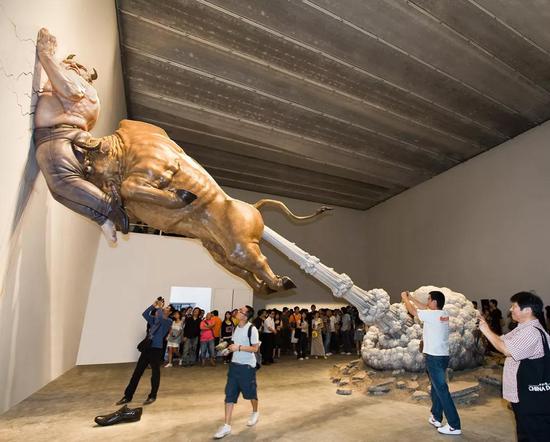 北京侨福芳草地永久收藏的作品——"牛气冲天"