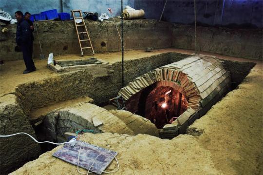 正在挖掘中的15号墓,是27座墓中最大,也是唯一一个用画像砖垒砌的墓室