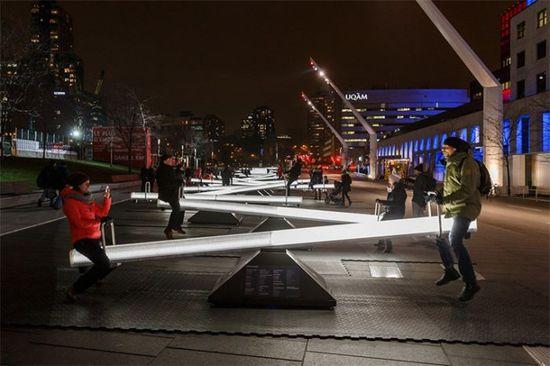 街头艺术发光的跷跷板:让童心美成一道光