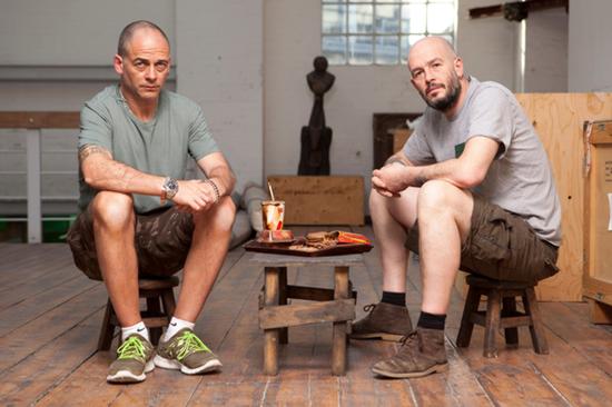 查普曼兄弟组合的两位艺术家杰克·查普曼和迪诺斯·查普曼,1990年在