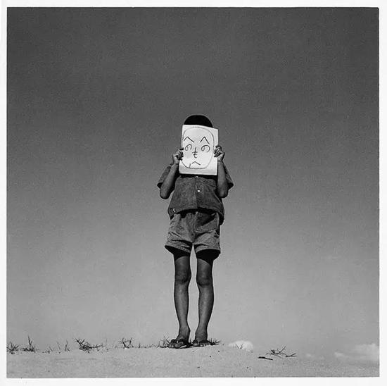 黑色的沙丘:植田正治的灵魂摄影