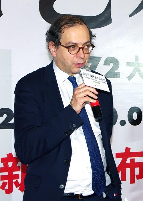 罗朗·乐朋设计师参考西安碑林,将展墙设计成一块块独立丰碑,让一件