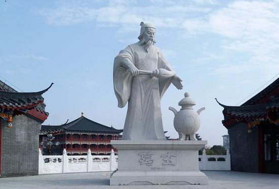 最近有不少网民反应,樟树市中心公园内疑似出现两尊山寨版"葛玄炼丹"