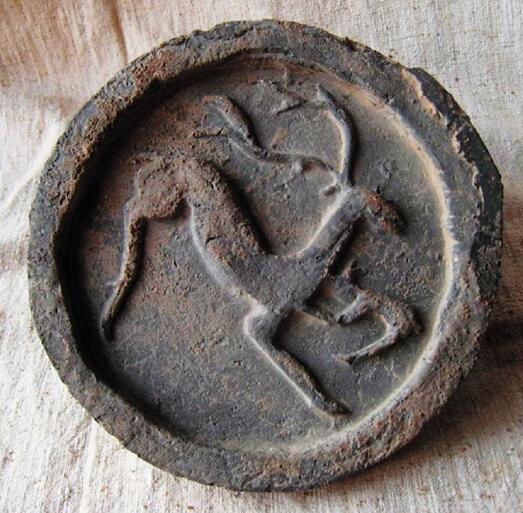 屋檐上的春秋瓦当当面的图文是传统艺术中的奇葩