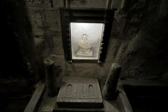  　　这是5月13日在埃及中部明亚省拍摄的出土文物。