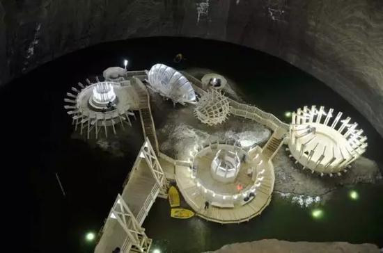 
▲ 萨利纳·图尔达盐矿博物馆在矿井底部的地底湖和小船，依托地下独特的地理景观而建立，图片来源：Wikipedia