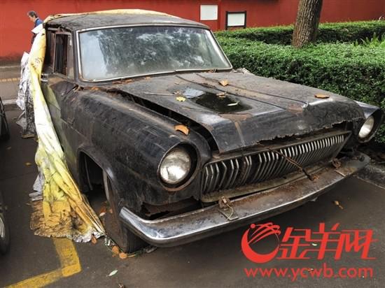 一古董轿车被弃广州街头20年 至今无人理|老爷车|古董|轿车_新浪收藏