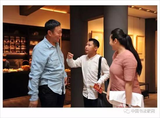 何云伟说：张老师是不是等我长到和您一样高，就能和您写的一样好了？ 美女：一声叹息！