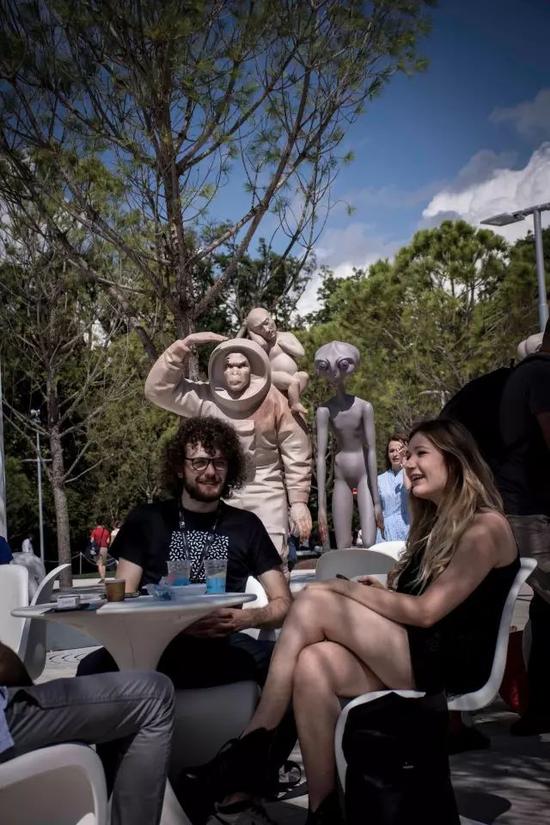 游客们兴奋的与外星人合影 ⑧