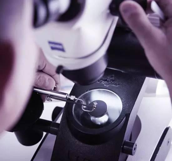 (图为显微镜下看钻石)