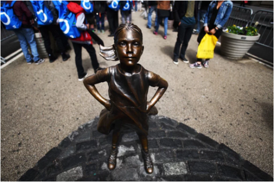 风靡ins站在华尔街公牛对面的无畏女孩藏什么动机