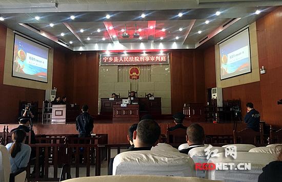 宁乡县男子闹市持凶器抢劫珠宝店获刑十二年