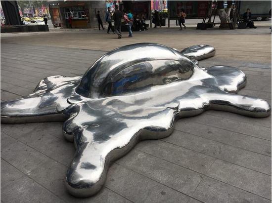 重庆街头现奇特雕塑"融化的鼠标"