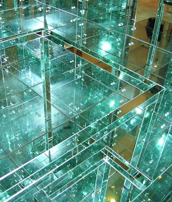 镜子屋让人陷入无穷无尽的空间