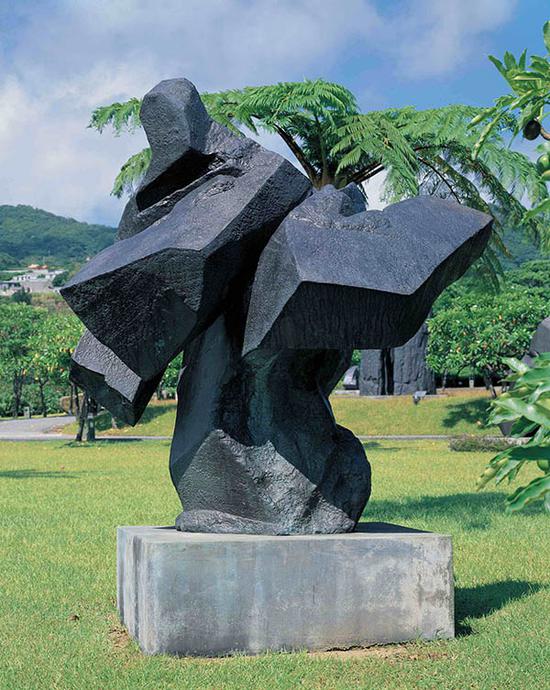 用现代诠释雕塑精髓与自然浑然一体的精神境界