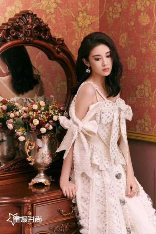 《安樂傳》熱播 莫霜公主白冰可白色現代禮服造型優雅驚豔 - 新浪香港