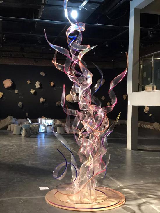 殷樾 行动的色彩 亚克力 200x500x200cm 2018年