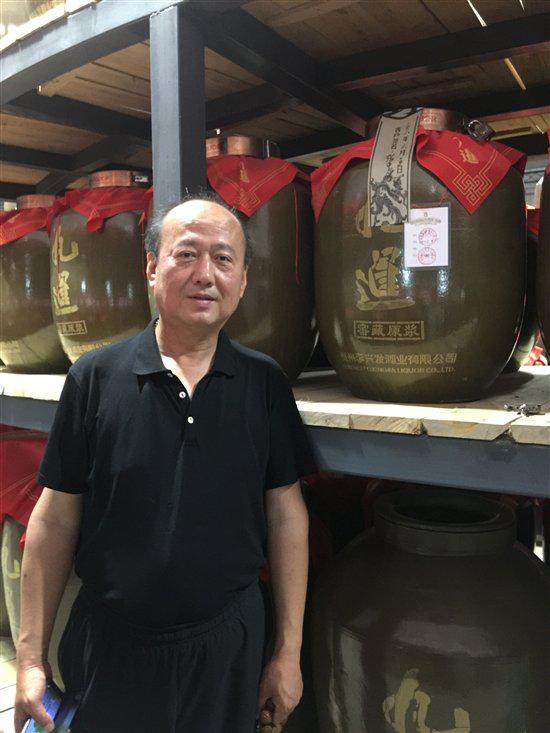 张惠琪先生与其专属"九暹·名人珍藏坛装酒"合影留念