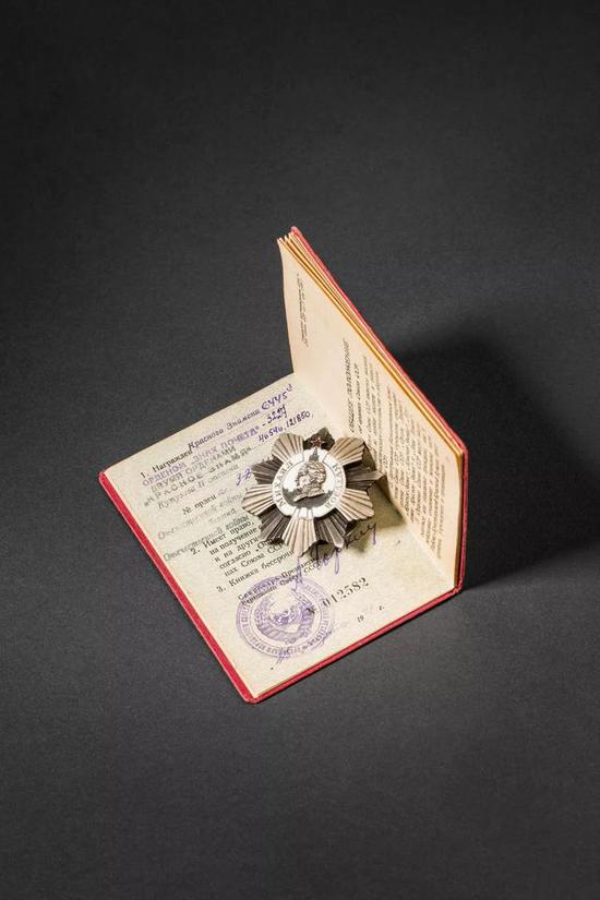 lot 6075 苏联库图佐夫二级勋章附有授勋证书,授勋人为炮兵少将朱马克