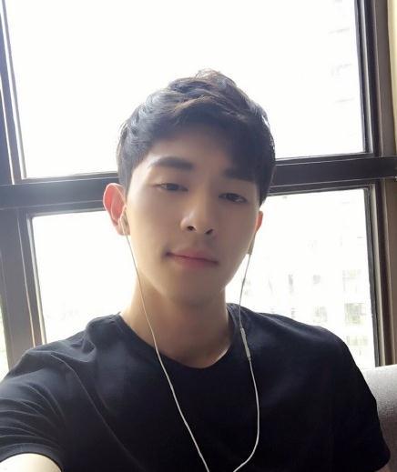 邓伦晒童年画作自称很厉害笔法稚嫩好有爱