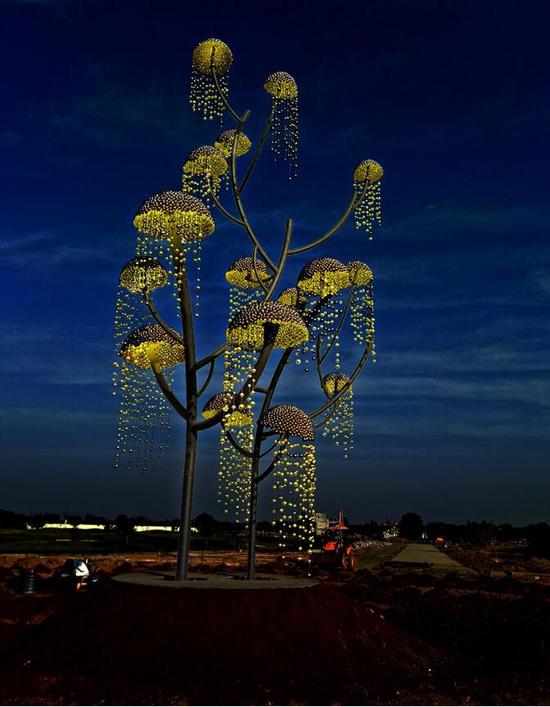 代表着许愿树 — 或许是古吉拉特邦最大的公共艺术装置,也是印度第二