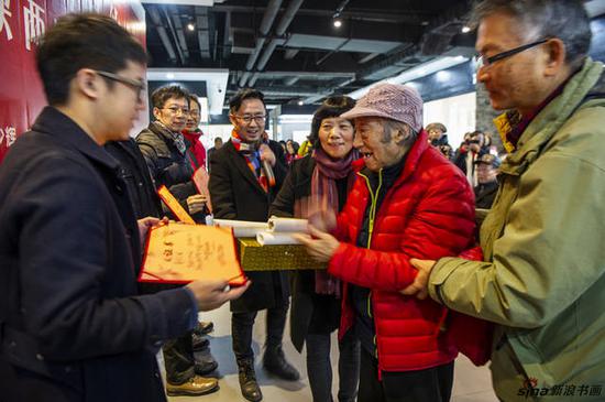 張繼馨老師為臺灣四位畫家頒發捐贈收藏證書